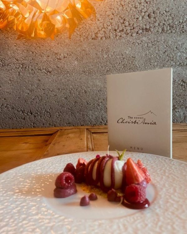 Assaporate un gelato fresco fatto in casa accompagnato da fragole e lamponi, semplicemente delizioso ✨ Enjoy a homemade ...