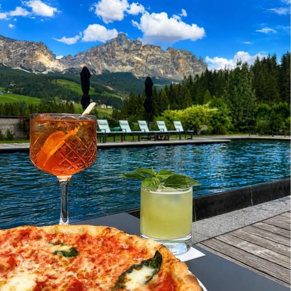 Pranzo con vista sulle Dolomiti, una deliziosa pizza fatta in casa ed un cocktail rinfrescante 😍 Lunch with a view of t...